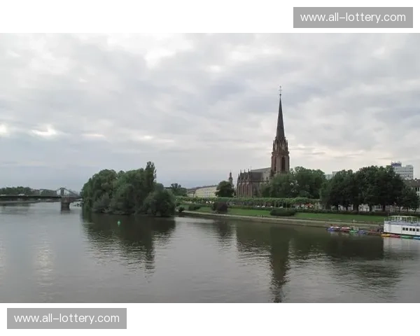 莱茵河畔的激情碰撞：科隆与法兰克福的足球宿命